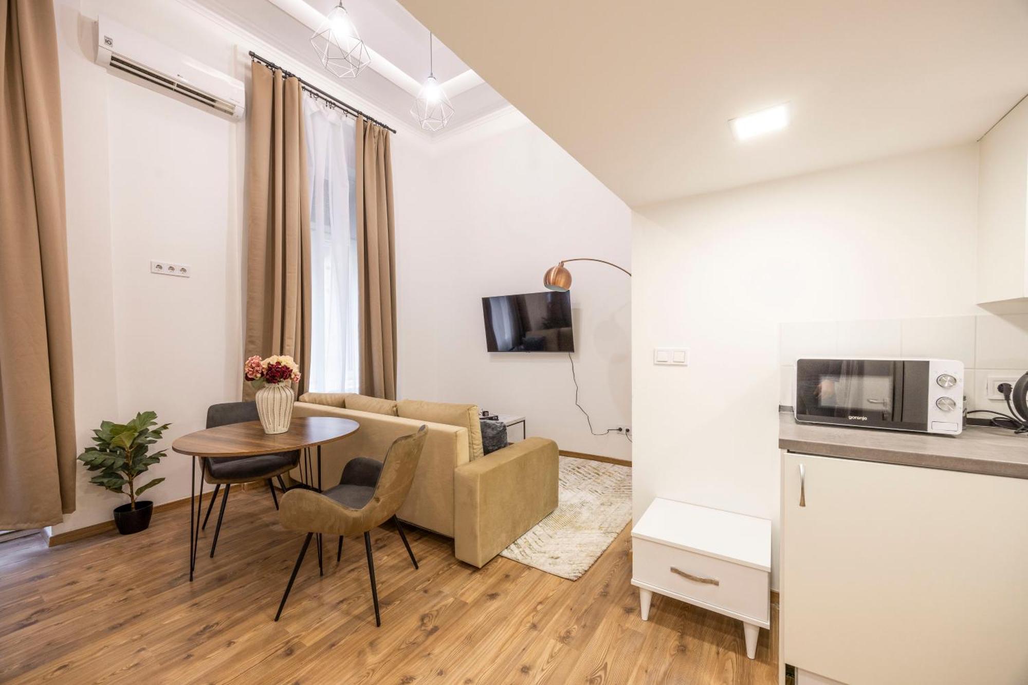 Апартаменты Charming Grand In The Heart Of